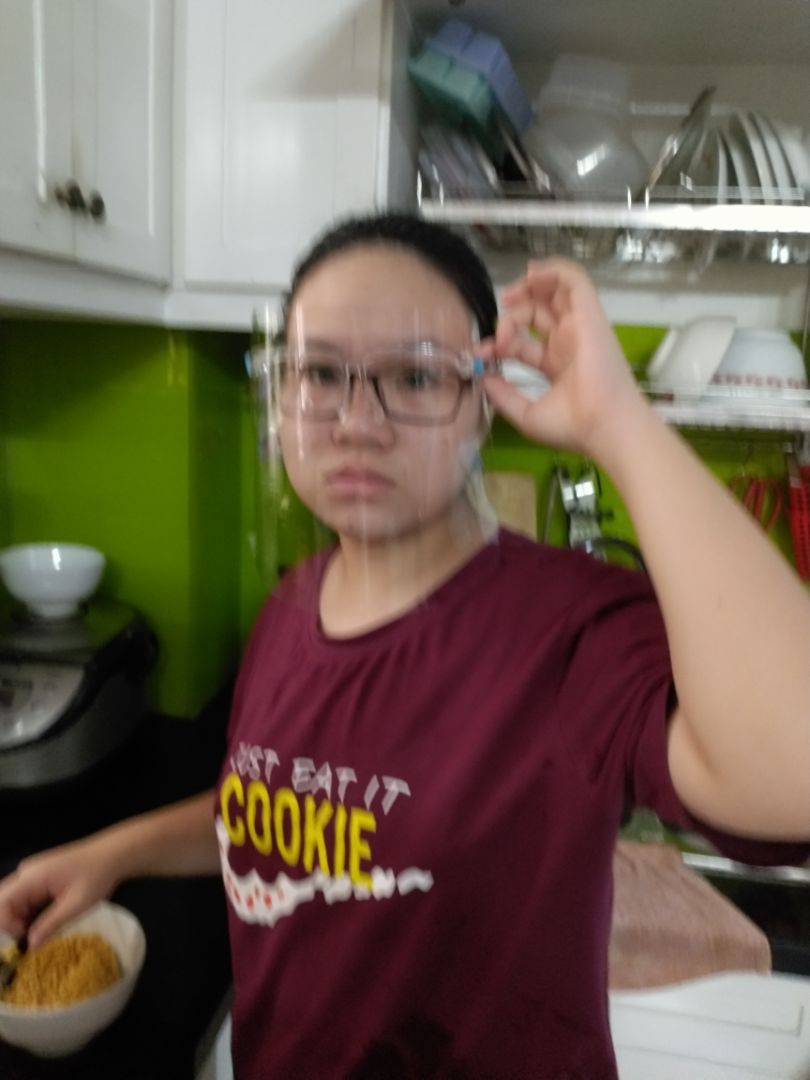 Sản phẩm không giống mô tả, ghi là nhựa cứng nhưng hàng được giao chỉ là tấm nhựa dẻo mỏng, thật sự quá thất vọng, không có phần trả hàng, thật là mất uy tín, lời khuyên shop nên chỉnh đốn lại cách mô tả sản phẩm của mình.