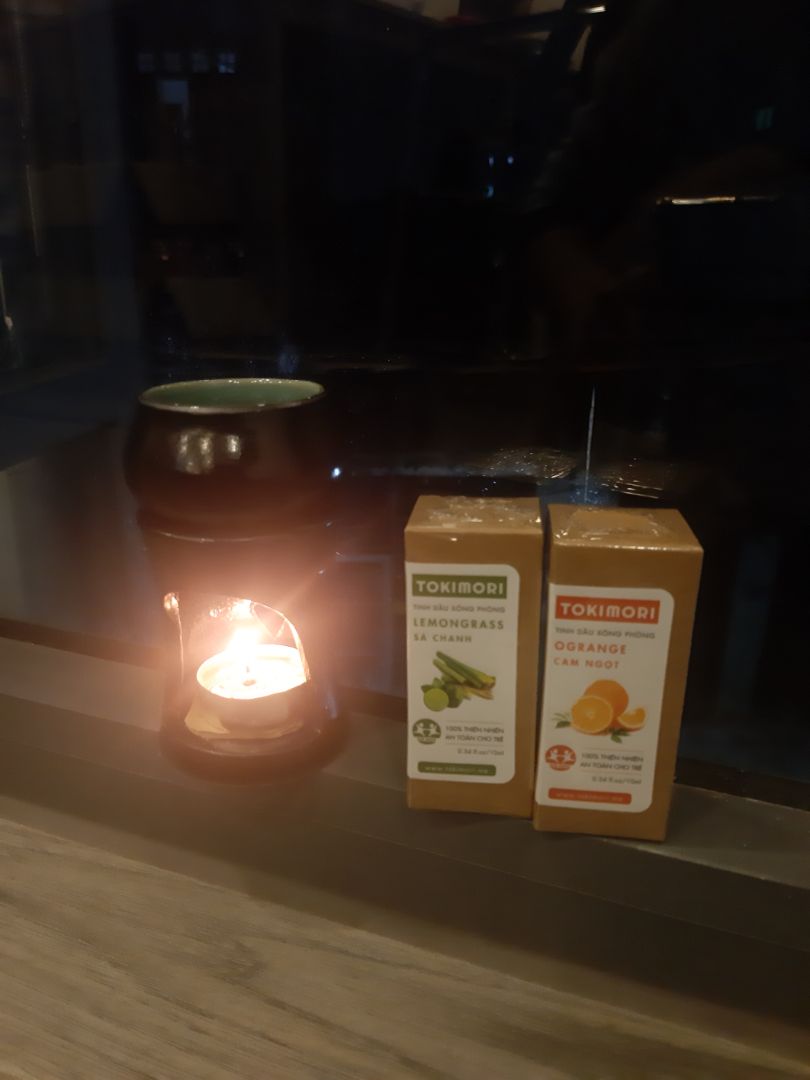 Ta nói bộ "đồ nghề" đẹp xinh lung linh luôn đó trời, khi mở gói hàng ra thấy xinh quá nên phải chụp lại, cơ mà dùng xem thế nào mới feedback.
Tinh dầu rất thơm nha quy' zị, rất thích hợp để chụp ảnh sống ảo và chill chill hehe. Nhất định sẽ mua thêm để tặng bạn bè, riêng tinh dầu thì đã "lọt hố" nên từ giờ chỉ mua loại này. Quá đã!!!