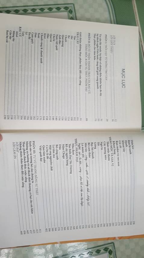 Cuốn màu xanh dương:
Đầu sách là kể lại câu chuyện của tác giả với "Hồn"- người kết nối với ông và đưa ra các chỉ dẫn y khoa. Đây là câu chuyện của tác giả, và các bạn có quyền không tin. Nhưng đối với mình, thế giới này luôn tồn tại những điều thiêng liêng. Sau đó, tác giả giải thích các căn bệnh mà khoa học chưa tìm ra nguyên nhân và cách điều trị. Do mình không có các triệu chứng đó nên mình lướt qua thôi. Chương cuối là các phương pháp chữa lành cơ thể, giải độc và có thực đơn thanh lọc. Bạn sẽ biết thực phẩm nào nên - không nên ăn và có những lựa chọn phù hợp. Ông còn giới thiệu những thiên thần giúp ích cho cơ thể ta và cách tiếp cận họ.
Tổng kết: Nhiều kiến thức quý giá! Cuốn này là tiền đề cho những cuốn tiếp theo.
Cuốn màu vàng:
Bạn sẽ biết về Tứ bất dung thứ. Thời đại chúng ta tiếp xúc với quá nhiều thứ độc hại và nó đang tàn phá cơ thể ta. Phần chính của cuốn sách này, ông sẽ giới thiệu Bộ tứ thần thánh: trái cây, rau củ, thảo mộc&gia vị, thực phẩm dại. Những thực phẩm này được giới thiệu theo tên từng thực phẩm, trong đó gồm: lợi ích, nên áp dụng với căn bệnh triệu chứng nào, bài học cảm xúc và tinh thần, lời khuyên khi dùng nó và 1 công thức chế biến thật ngon và dinh dưỡng. 
Mình nhận ra có rất nhiều rau trái gần gũi mình nhưng lại có những ích lợi không ngờ tới như vậy. Từ đó mình đã lựa chọn các thực phẩm trên vào cuộc sống hằng ngày.  Phần cuối, ông giới thiệu những thiên thần liên quan đến thực phẩm và hướng dẫn cách kết nối với họ.
Rấttttttt mongggggg mọi người ai cũng có một quyển sách này bên mình vì nó quá là bổ ích!!!!!! Điều thần thánh hơn nữa là quyển sách này giúp mình dễ ngủ hơn, nên giờ ngày nào mình cũng ôm nó đi ngủ ^^ 
Mình sẽ mua cho đủ 5 cuốn luôn