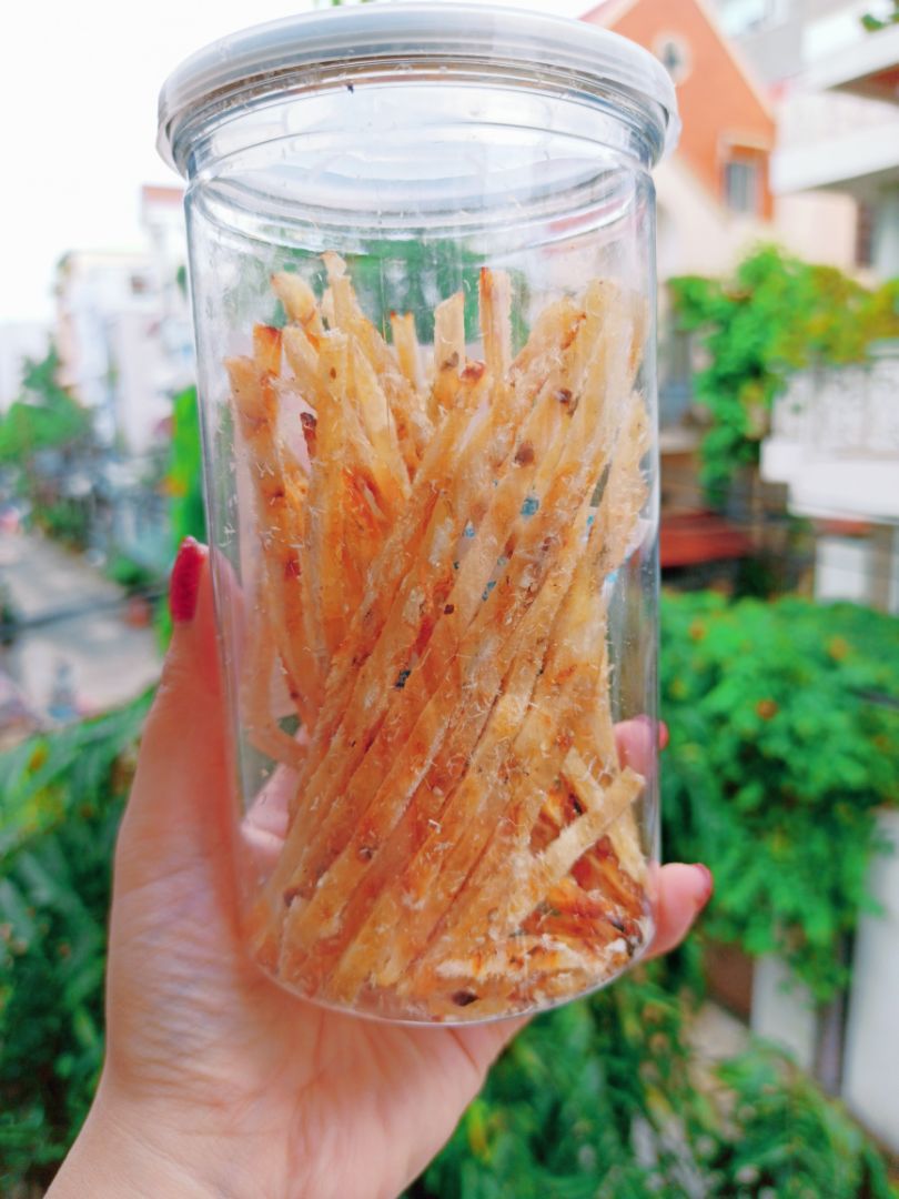 Khô cá rất mềm và ăn cực kỳ ngon, mình rất thích hương vị này. Chấm với tương ớt càng tuyệt hảo hơn nữa.