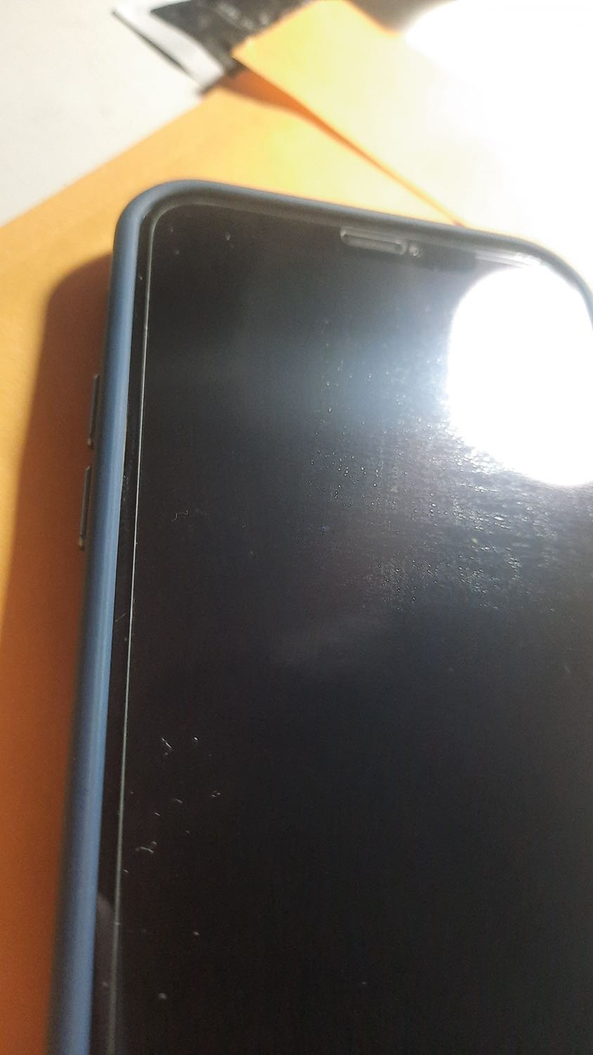 Nhận hàng nhanh, đóng gói tốt, sp có 1 miếng dán, khăn khô, khăn ướt, miếng dính bụi. Tuy nhiên chất lượng miếng dán k tốt: sau khi dán xong thì thấy: tấm dán k full viền, 1 nữa phần trên và dưới k đồng đều, lấy khăn lau thấy rõ, phía trên có nhiều sọc ngang. Do khống chế số lượng hình gửi nên k thấy rõ chẩt lượng có nhiều vết xước bên trong.