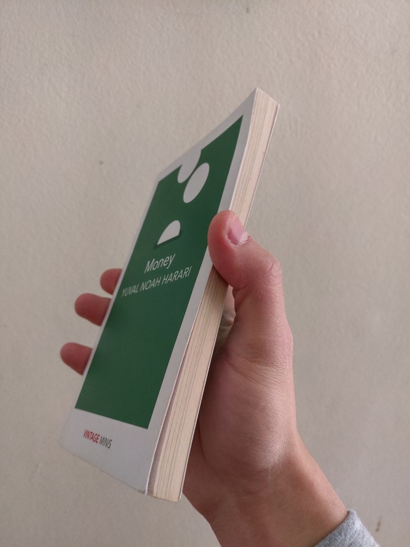 sách nhỏ gọn hơn mình tưởng, cắt ghép từ 3 cuốn nổi tiếng của tác giả, tập trung chủ yếu về vấn đề tiền tệ. Nội dung chỉ nói sơ qua về tiện tệ thôi chứ không quá sâu, ai đọc homo sapiens và homo deus rồi sẽ thấy. Cắt ra như thế này làm mất việc thể hiện rõ ý của tác giả, vì trong 2 quyển kia tiền tệ chỉ là 1 vấn đề nhỏ và còn xâu chuỗi với các ý khác nữa, nên cắt ghép ra như này hơi vụn. Đọc relax 1 chút cũng ok.
