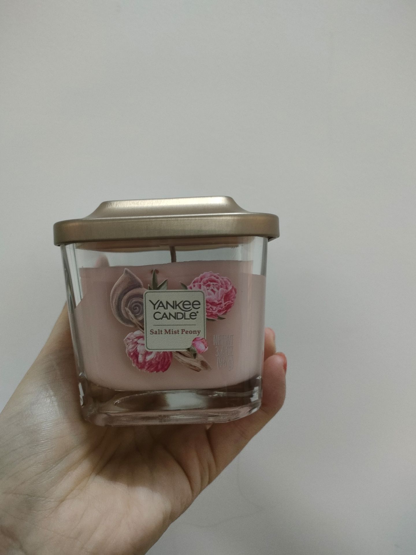 Mình chọn mùi Salt Mist Peony, hộp nến màu hồng xinh xắn nhỏ gọn, mùi thơm ngọt dịu chứ ko nồng, có thêm mùi quả mâm xôi chua chua thích lắm. Mình được shop tặng kèm nến Tealight mùi hoa lài cũng rất dễ chịu