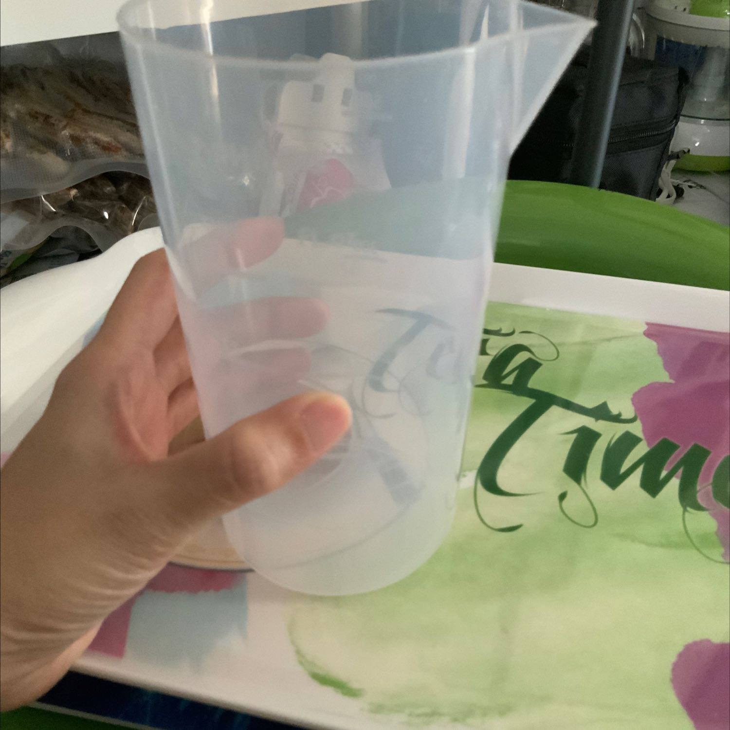 Thích hợp cho mục đích sử dụng cá nhân hay nhu cầu xay nhanh với số lượng rất ít, rất dễ vệ sinh. Mình thường dùng để xay 1 ít hạt đậu nành đã rang thành bột làm bánh trong công thức cần có một ít đậu nành, hoặc xay cà chua để làm nhanh món sốt cà chua vừa đủ 1 phần ăn.