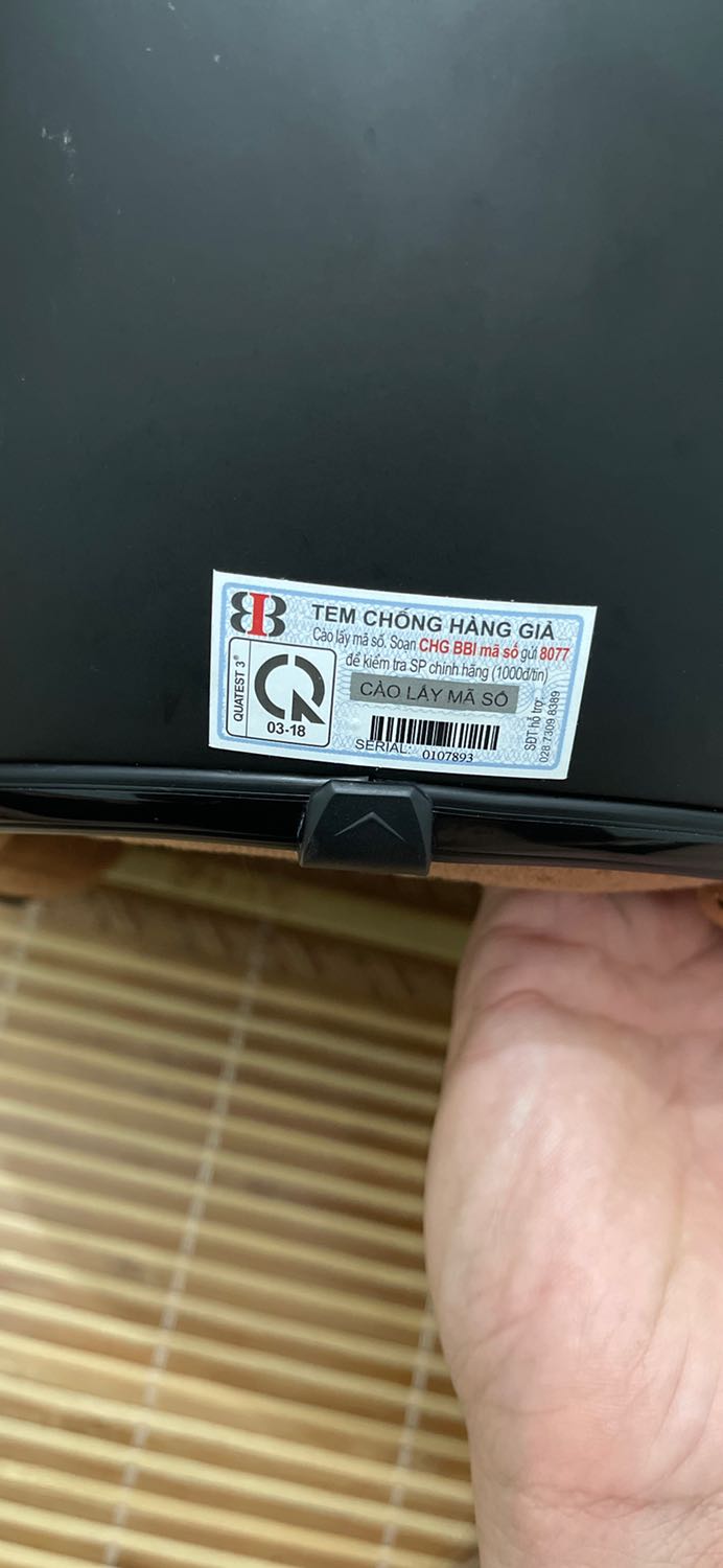 Đánh giá ngoại quan thì mũ có vẻ dày dặn khá ổn, tuy nhiên chốt kính có logo gắn ngược mất thẩm mĩ. Mũ thiếu tem nhãn ngày sx. Tiki giao hàng trễ 2 ngày xin phép trừ 1 sao