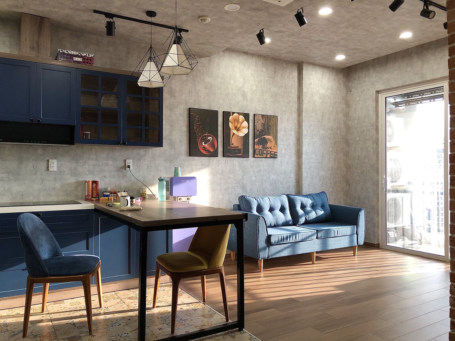 Kiểu dáng, chất lượng vải và độ lún đều đúng như tưởng tượng của mình. Mình rất vui khi màu của sp thật đạt 98% giống hình. Vì vậy chiếc sofa ăn nhập vào tổng thể của căn nhà xanh navy của mình luôn. Đúng là hàng Vietnam chất lượng cao :)