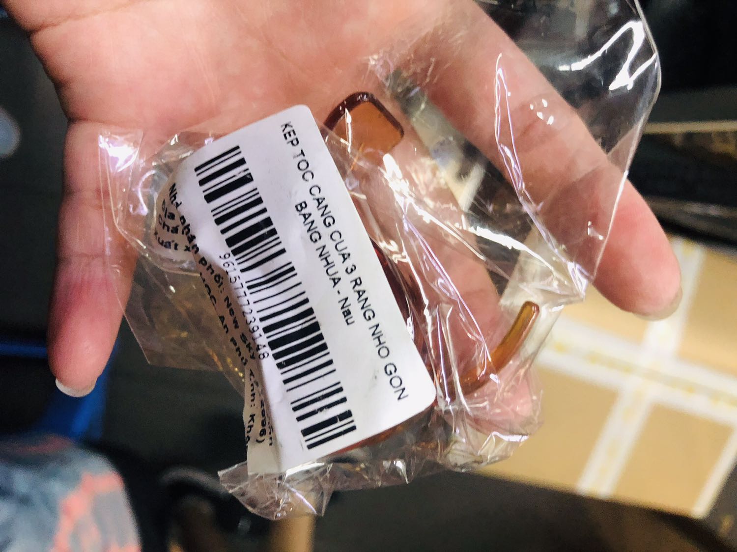 Giao nhanh 2h. Đóng gói kĩ bọc bao tốt, giao đúng màu đặt. Nhỏ xinh. Giá săn sale còn 1k nên rất hài lòng.