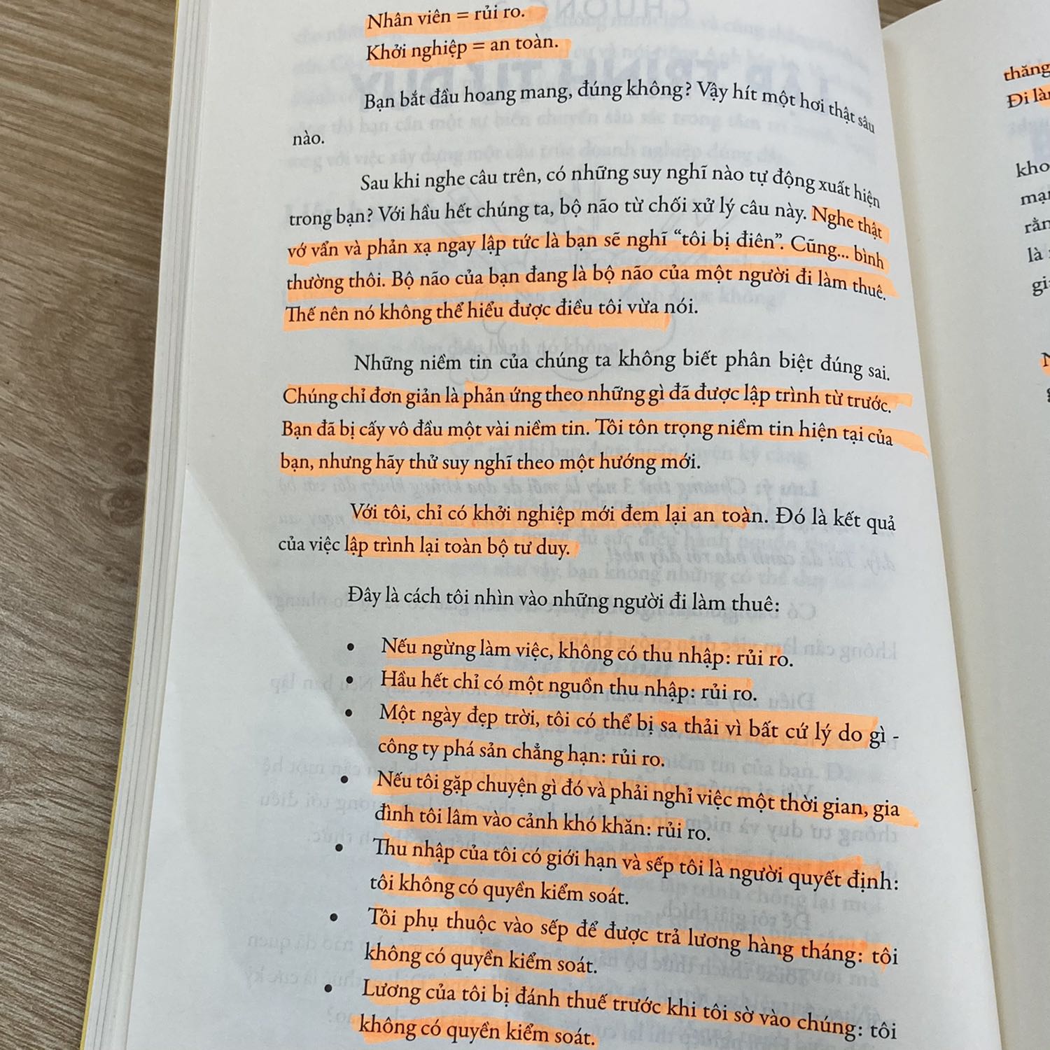 LỐI TẮT KHỞI NGHIỆP

Nếu bạn cần tìm cuốn sách về cách dạy con để phát triển ngôn ngữ thì hãy chọn tác giả Phan Thị Hồ Điệp
Nếu bạn cần tìm cuốn sách về cách dạy con sớm tự lập hãy chọn tác giả Thu Hà (mẹ Xu Xim)
Nếu bạn cần tìm cuốn sách về cách dạy con tự học hãy chọn tác giả Thủy Tulip

Và nếu bạn cần tìm cuốn sách về khởi nghiệp thì hãy chọn tác giả Trần Thanh Phong.

Đúng vậy, mỗi người một thế mạnh riêng, mỗi một cuốn sách ra đời cũng chính là đứa con tinh thần của tác giả. Và mới đây thôi tác giả Trần Thanh Phong vừa giới thiệu các độc giả cuốn sách mới nhất do anh dịch đó là “Lối tắt khởi nghiệp-con đường ngắn từ tay trắng đến thành công bền vững”. Vẫn đề tài khởi nghiệp nhưng lần này đặc biệt hơn bởi tác giả Dane Maxwell đã phân tích sâu về niềm tin, đặc biệt là lập trình lại toàn bộ tư duy thông qua bộ câu hỏi để từ đó tìm ra câu trả lời. Thực sự cuốn sách này đã chạm đến mình rất nhiều và đây cũng chính là những điều mình ấn tượng, cụ thể:

- Cuốn sách giải thích cụ thể câu nói “đi làm thuê là cực kỳ rủi ro, còn khởi nghiệp thì lại cực kỳ an toàn” hay nói đúng hơn lập trình tư duy cho những bạn đi làm thuê giống mình. Đặc biệt hơn, nếu chúng ta vẫn muốn đi làm thuê thì tác giả vẫn tôn trọng và đưa thêm giải pháp để có thêm một nguồn thu nhập nữa. 

- Cách mà tác giả giúp độc giả cấy những tư duy khác biệt vào bộ não, cố gắng thức tỉnh, cố gắng thoát khỏi niềm tin và suy nghĩ sai lầm trước đó. Để rồi có được sự tự tin, động lực và nắm trong tay nguồn sức mạnh vô tận. 

- Cách đặt câu hỏi để tìm ra câu trả lời cho chính mình để rồi tìm ra khó khăn của khách hàng, từ đó tìm ra ý tưởng kinh doanh tuyệt vời và hoàn thành nốt chuỗi công thức K.N.G.C hay còn gọi là “Khởi Nghiệp Gà Chọi”?, cụ thể điều tuyệt vời của công thức này đó là:

Khách hàng->Nỗi đau->Giải pháp->Chào mời.

Cuốn sách này mình  dành thời gian để đọc, thật chậm, nghiền ngẫm để có thể hấp thụ tốt cho mỗi bước trong công thức trên. Bởi cuốn sách còn giúp chúng ta tìm hiểu thêm về tư duy não bộ nữa đấy.

À một điều ấn tượng trong cuốn sách này mà mình rất thích đó là 15 câu chuyện thực tế về khởi nghiệp, mỗi câu chuyện những lời khuyên chân thực, cụ thể và thực tiễn nữa, các bạn cùng đón đọc nhé.