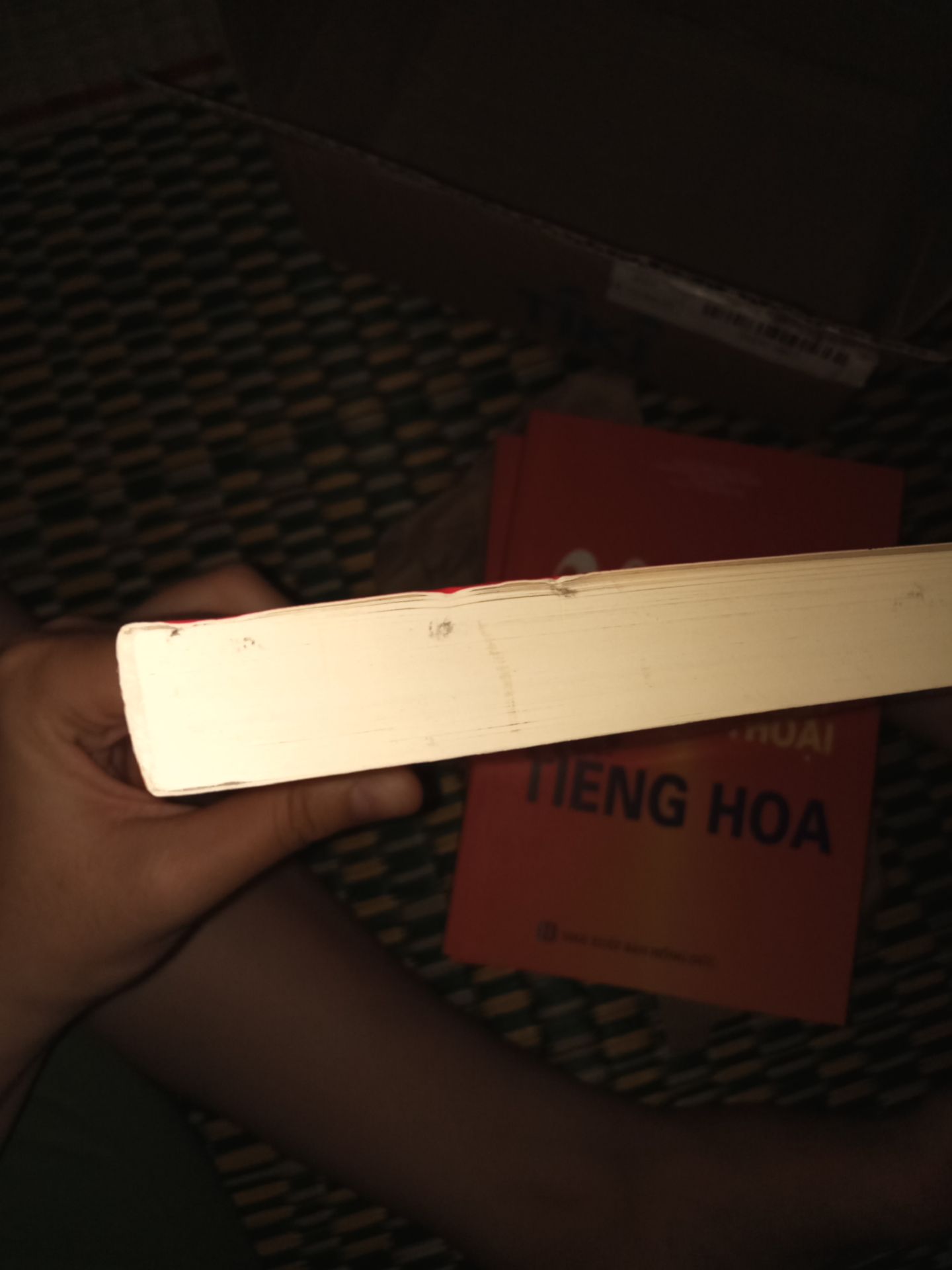 Mình vừa đc học tiếng Trung, cô bảo mình mua sách này trên Tiki vì đang có sale nên mình order 4 quyển luôn cho cả bạn mình nữa. Giao hàng nhanh thật, shipper cũng khá vui tính nhưng mình không hài lòng: Lúc mình bỏ vào giỏ hàng thì giá là 44000₫ sau ra thành tiền thì lại 48031₫. Vì cần học gấp nên đặt luôn rồi :((( Tưởng nhận sách đẹp đẽ, ngon lành chứ ko ngờ bị như vầy... Hi vọng ko có lần sau ạ!