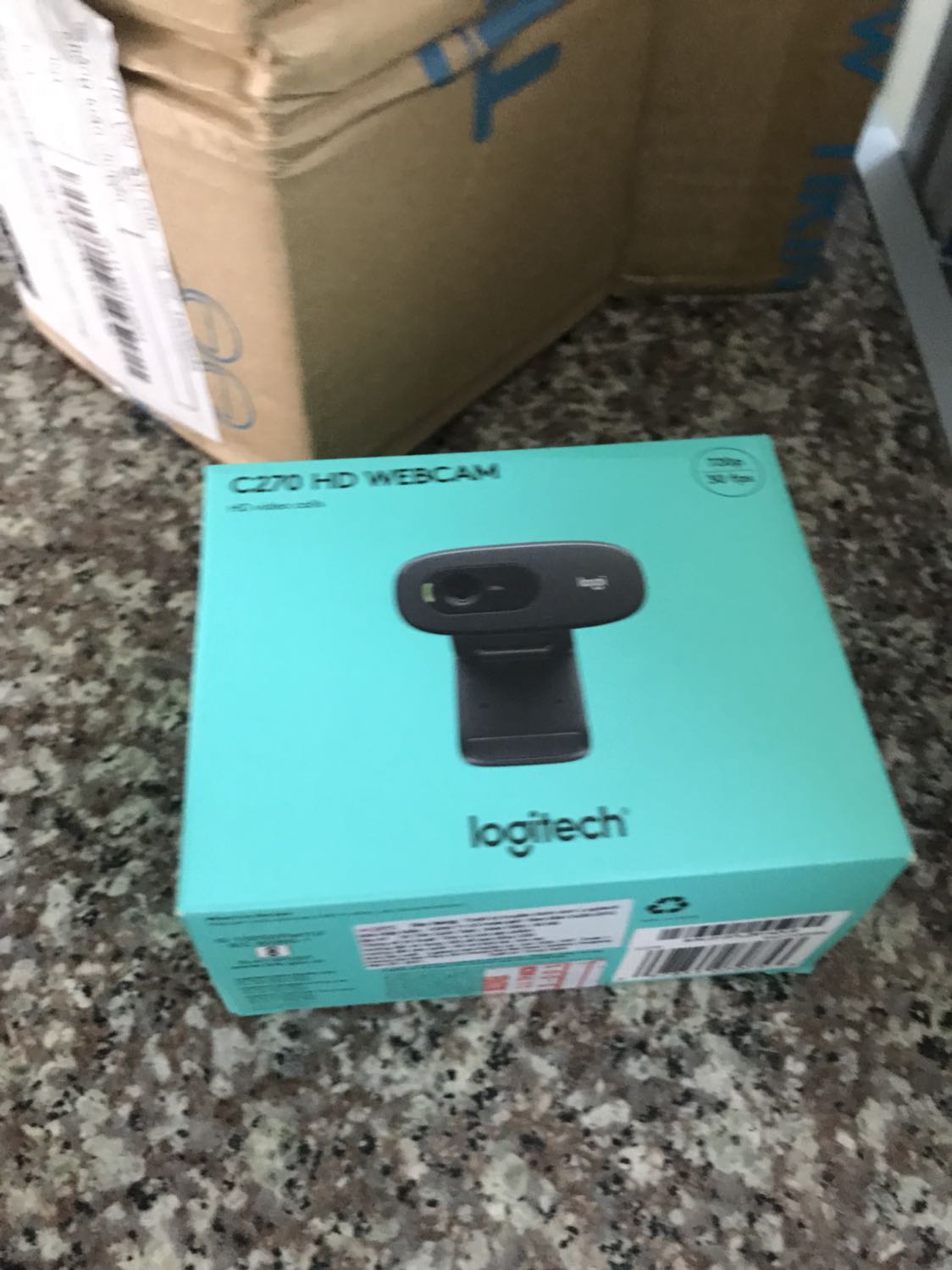 công bằng tý nha. Mình nhận gói hàng ntn có nên cho 5* dc ko? 
May sao Webcam ko bị ảnh hưởng j.
Chứ mắc công gọi đt tổng đài đổi trả phiền phức, mất thời gian.
Tiki nên rà soát lại khâu vận chuyển lại đi, mất khách hết....