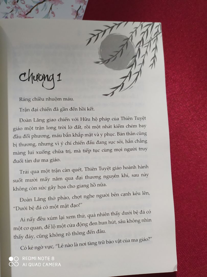 Mình không phải kiểu người thích đọc sách, hầu như những cuốn sách mình mua mình chỉ đọc có vài trang rồi thôi. Nhưng Chiết Chi đã thu hút mình ngay từ lần đầu đọc em ấy...và mình đã khóc hai lần...mình cười rất nhiều lần...và cũng bất ngờ cả chục lần. Về nội dung: đây là bộ truyện ngược rất đáng mua nhé. Về hình thức của truyện: đẹp hút mắt hú hồn. Mà thực sự rất uổng khi Tiki giao sách bị nhăn ở góc và một vài trang sách=>4 sao. Nhưng mình đính chính lại là sách rất đáng mua nhé