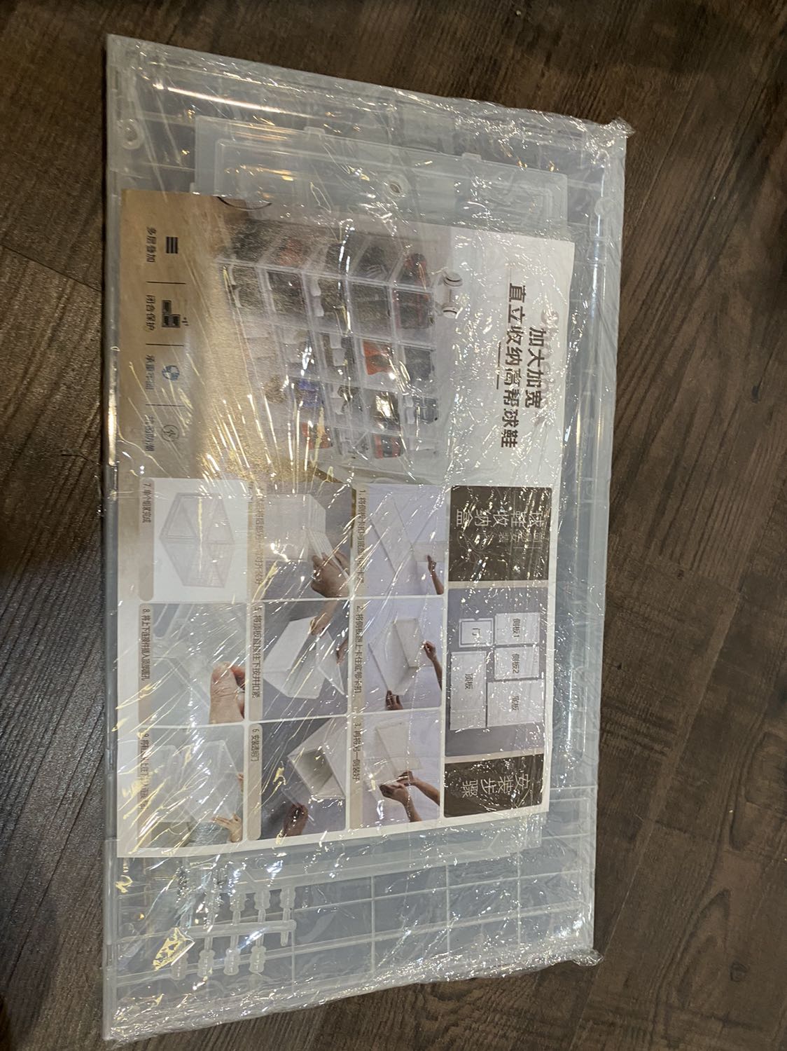 Hộp giày đẹp, chất lượng. Giao hàng nhanh. Đóng gói cẩn thận. Tuy nhiên, nam châm hít không tốt nên cứ hở cửa. Mối nối giữa các hộp giày dễ rớt, không chắc chắn.