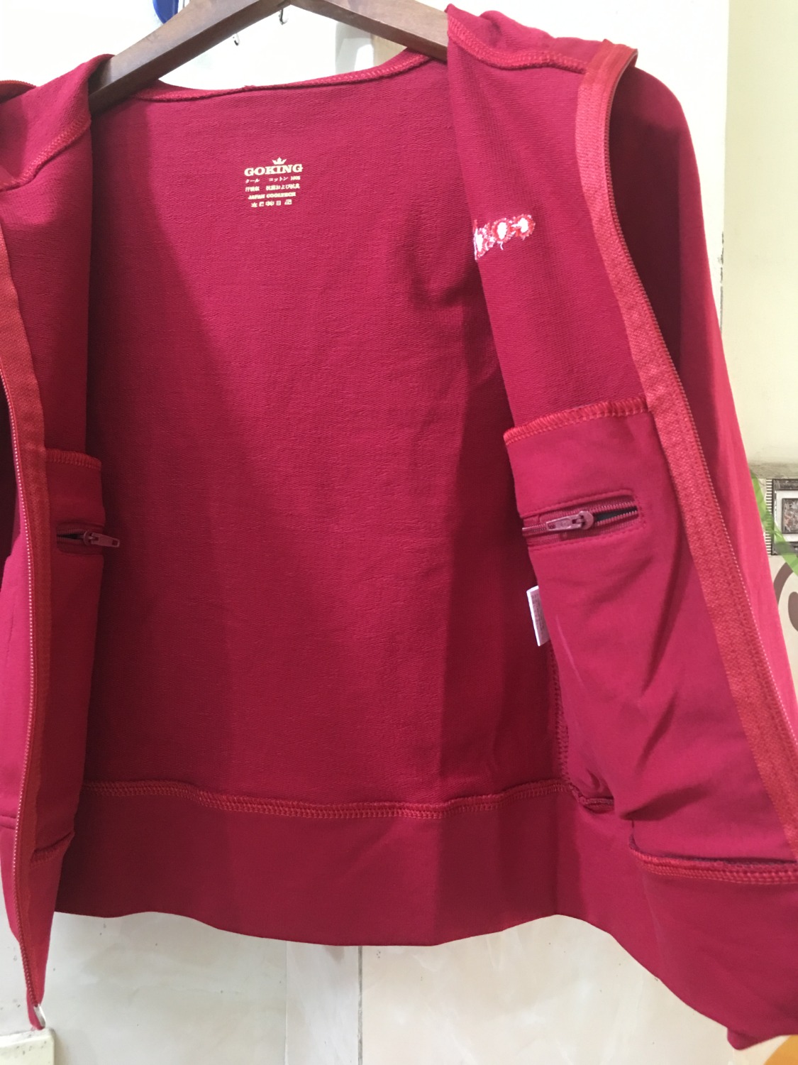 áo cho con nít mà cũng có nhiều túi như của người lớn luôn, mình trước có mua 1 cái rồi thấy mặc đi nắng ok, giờ mua thêm cho bé ở nhà để mang đi học, vải cotton, dày dặn