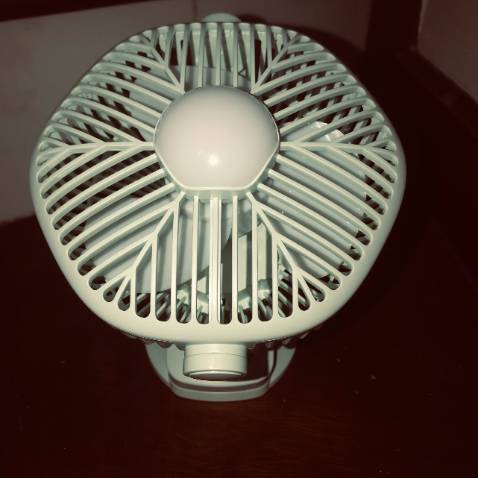 Quạt đẹp, đúng mô tả. 
Dịch nhưng vẫn giao rất nhanh. 
Nên mua nhé mn. 👍👍👍👍