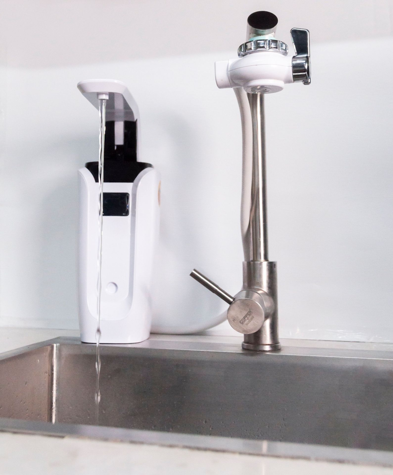 Máy rất tiện dụng và gọn, dễ lắp, mình làm theo hướng dẫn thì mất khoảng 5 phút. Đầu vào nước là nước máy, sau khi lọc ra thì không còn mùi clo nữa, lọc ra uống được luôn. 😄