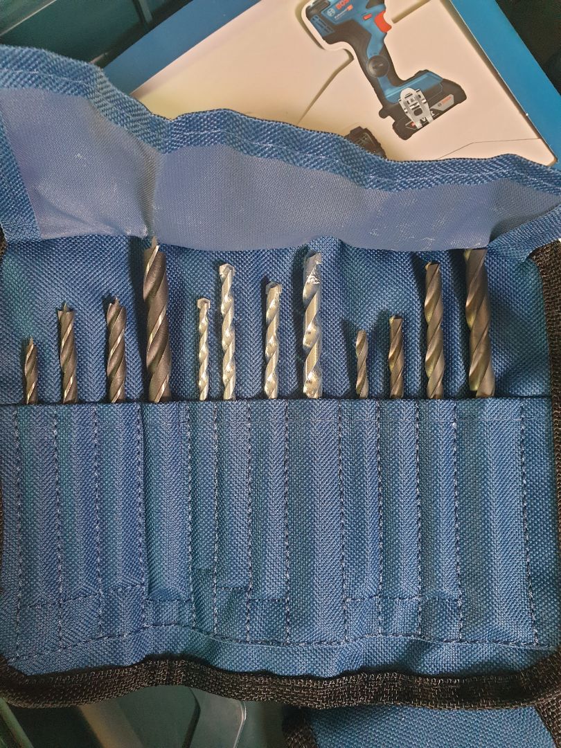 Gồm 1 thân máy, 2 pin, 1 cục xạc, 1 bộ đầu bắn vít, 1 bộ mũi khoan như ảnh.