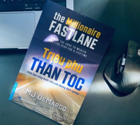 Mới đọc hết 6 chương, sách hay nên đọc. Sách nhẹ, cảm giác cầm thích.