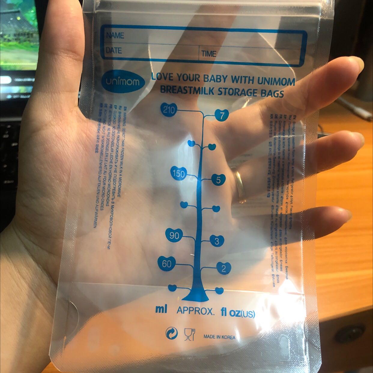 Tiki giao hàng siêu nhanh, sáng đặt chiều có rồi. Túi rẻ, chất lượng, ko hôi nhựa, mình xài vài cái rồi thì ko thấy bị bục hay bị rách, có tặng thêm túi zip. 5 sao