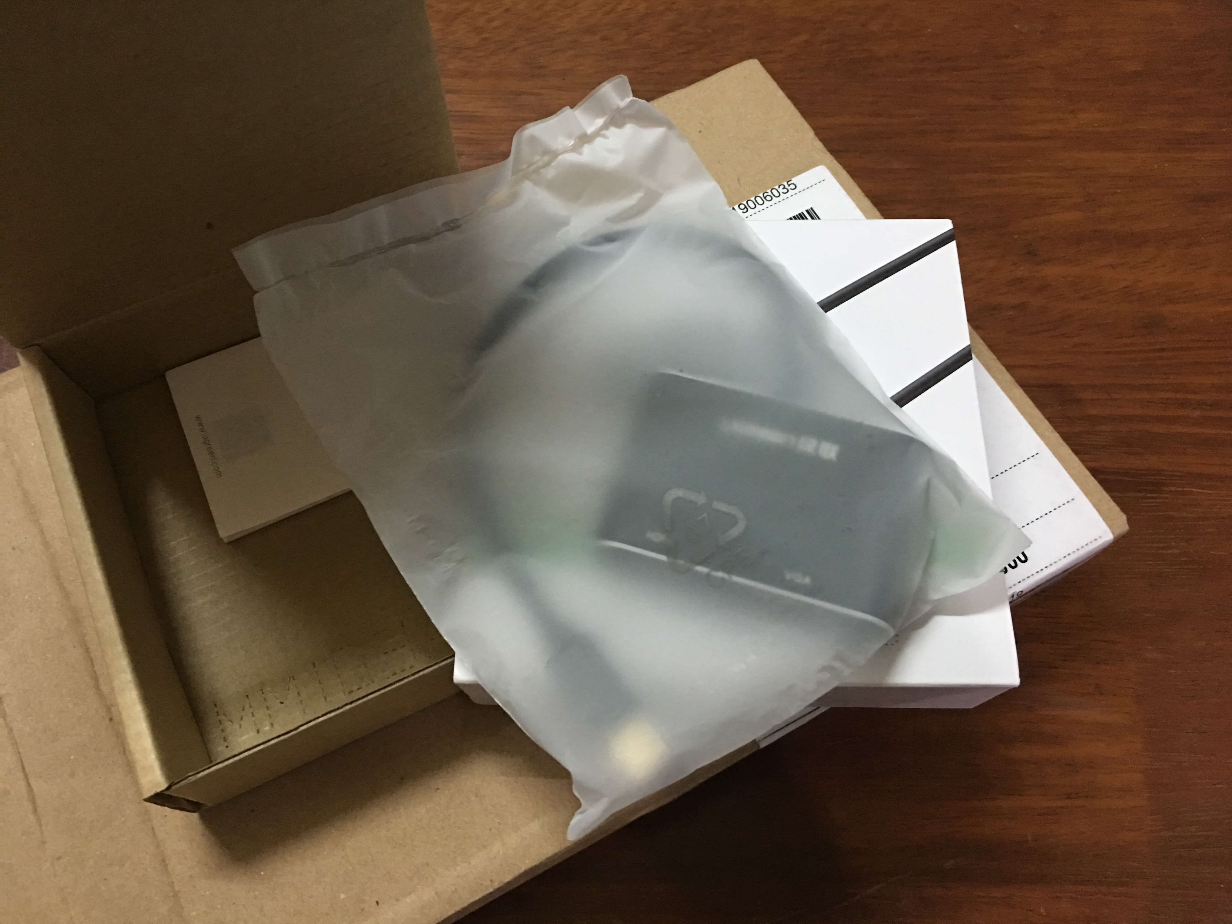 Mình nhận được hàng nhanh hơn dự kiến giao hàng khá nhiều. Sản phẩm đóng gói cẩn thận và chuyên nghiệp. Sản phẩm có cảm giác chắc chắn, đẹp và sử dụng ổn. Tuy nhiên, cổng HDMI có vẻ không hoạt động ổn định lắm, vì đôi khi kết nối khá lâu và điều chỉnh rất nhiều máy chiếu mới nhận được tín hiệu, thậm chí có máy báo không nhận được tín hiệu luôn. Xin hỏi mình có thể đổi sản phẩm không ạ? Mình sẽ bù tiền