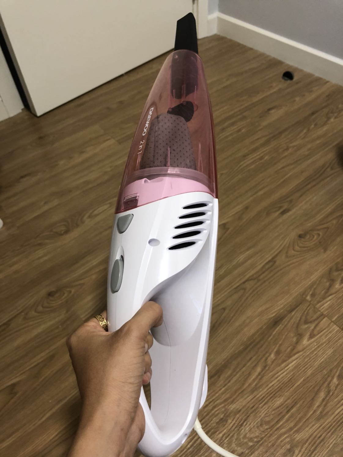 Máy gọn nhẹ, dễ thao tác, dễ dàng vệ sinh cho máy sau khi hút bụi, mẫu mã đẹp, giá quá hợp lý. Lực hút mạnh, công sức lớn nên máy nhanh nóng, tiếng ồn chỉ như máy sấy tóc thôi. Sản phẩm phù hợp cho nhà & căn hộ nhỏ; hoặc nhà có robot hút bụi nhưng không hút được bụi trên cửa sổ, cầu thang, ngóc ngách nhỏ,....máy Daewoo của Hàn Quốc sản xuất tháng 10/2019.