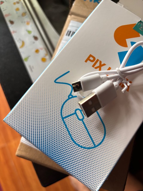 Sạc bẹp dúm thế này thì cắm vào kiểu gì?