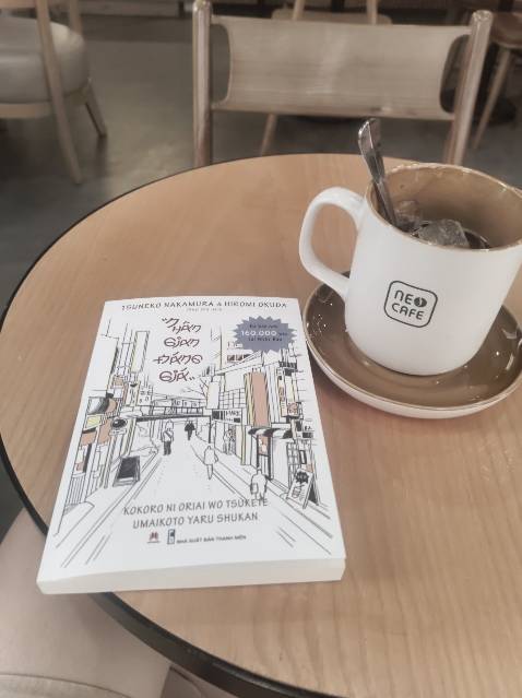 Mình xem phần giới thiệu sách trên fanage của Huy Hoàng Books và quyết định mua khi đang giảm 43%. Tuy nhiên, theo mình thì sách hay vừa đủ, không thuộc loại phải kê đầu gường của mình và cũng không đủ sâu sắc để ghi nhớ nhiều, mọi câu chuyện của vị BS già lớn tuổi, đúc kết kinh nghiệm sống trải dài 89 năm rất đáng để cùng suy ngẫm, nhưng với mình, có lẽ mình cần điều gì đó sâu sắc vào tâm thức mình hơn là những mẩu chuyện đúc kết nho nhỏ về cuộc sống này.