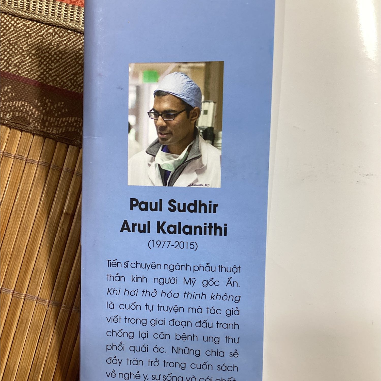 Sách rất hay, rất cuốn hút, đúng chất giọng của một nhà văn. Sách rất hay và chân thật, gần gũi, tôi như vừa được sống cuộc đời của paul qua từng câu từng chữ. Lấy đau thương múa bút thành văn, từng câu chữ đều gợi đến cảm giác thoáng buồn của cái chết: Paul muốn tìm hiểu về cái chết, và thượng đế đã mang căn bệnh ung thư đến bên ông. “Người nào dạy ta cách chết sẽ đồng thời dạy ta cách sống”, ta như được sống thêm một lần qua từng dòng ông viết. Buồn thay, ông không thể sống cho đến khi hoàn thành cuốn sách, và vợ ông đã viết phần kết cho câu chuyện về cuộc đời bi hùng của ông, một nhà văn, bác sĩ phẫu thuật thần kinh và một nhà khoa học đã cống hiến hết mình cho đời, cho đến khi ông xa lìa nhân gian