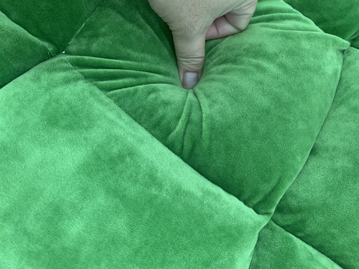 Ghế siêu mỏng ko êm, ngồi cấn mấy thanh sắt phía trong, ngôi lâu rất nóng, tuy báo 5 cấp độ nhưng minh chỉnh tới chinh lui chỉ thấy 1 cấp độ và khó chỉnh cảm giác không an toàn