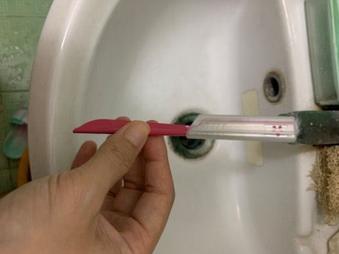 cạo lông mày hay lông chân tay đều ổn áp, nhớ dùng xà phòng tạo bọt khi cạo