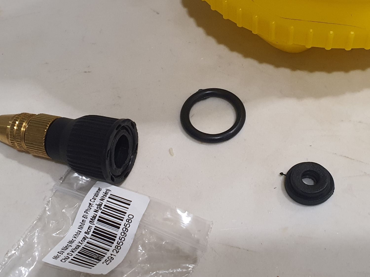 Giao hàng bị gẫy vòi phun, lại còn cho vòi phun gẫy và 2 phụ kiện vào trong 1 túi nhỏ ???
Không hiểu người gói hàng cố tình hay không biết là vòi phun đấy đã bị gẫy từ trước không nữa? Nhưng nói chung khi nhận hàng có cảm giác bị *** và bực mình mặc dù loại hàng này cũng không đáng bao tiền. Hy vọng sau bài đánh giá này shop chú ý hơn.