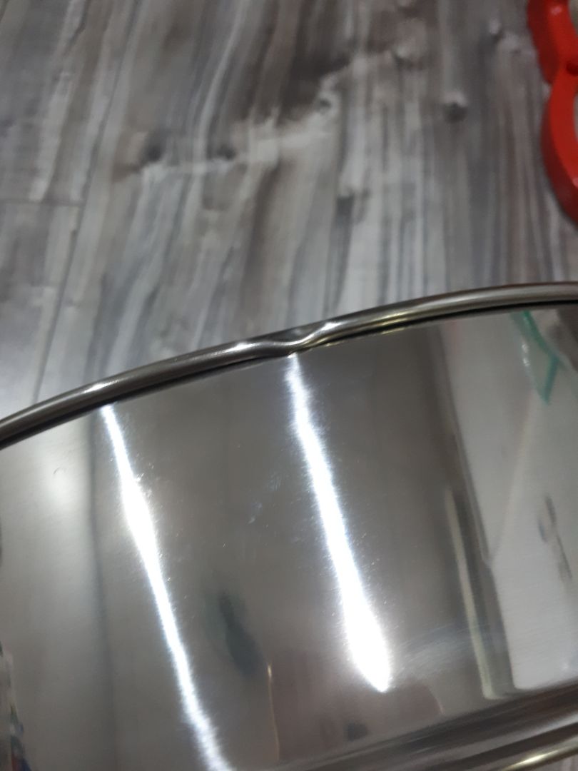 Mình nhận được thùng carton bị móp, mở ra bên trong thì đế bị gãy, vòng kim loại bên ngoài bị móp. Mình đã gửi *** cho tiki nhưng tiki vẫn chưa nhận được hình ảnh và phản hồi nên mình đã inbox cho *** nhưng cũng chưa được giải quyết. Tiki vui lòng liên hệ lại với mình càng sớm càng tốt ạ.