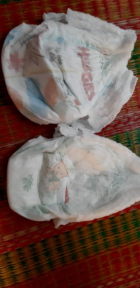Có nhiều hãng sản xuất hay sao mà mua đợt này tã mỏng hơn đợt trước. Chữ nhãn hiệu cũng có khác biệt. Nhưng sài ổn, bé nhà mình sài tã HUGGIES từ bé đến giờ. 
Chỉ mỗi chuyện không hài lòng là vận chuyển chậm trễ, đặt hôm buổi tối hôm trước là 11h sáng hôm sau badơ là đang giao hàng nhưng đến tận sáng 2 hôm sau mới giao tới. Rất không hài lòng