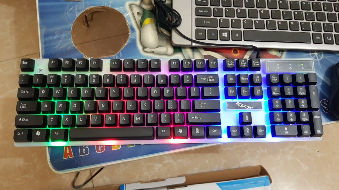 OK happy với giá tiền. Led dưới phím không thay đổi màu được, không xuyên sáng lên chữ trên keycap mà chỉ là led nền thôi. ok OK happy với giá tiền. Led dưới phím không thay đổi màu được, không xuyên sáng lên chữ trên keycap mà chỉ là led nền thôi. ok