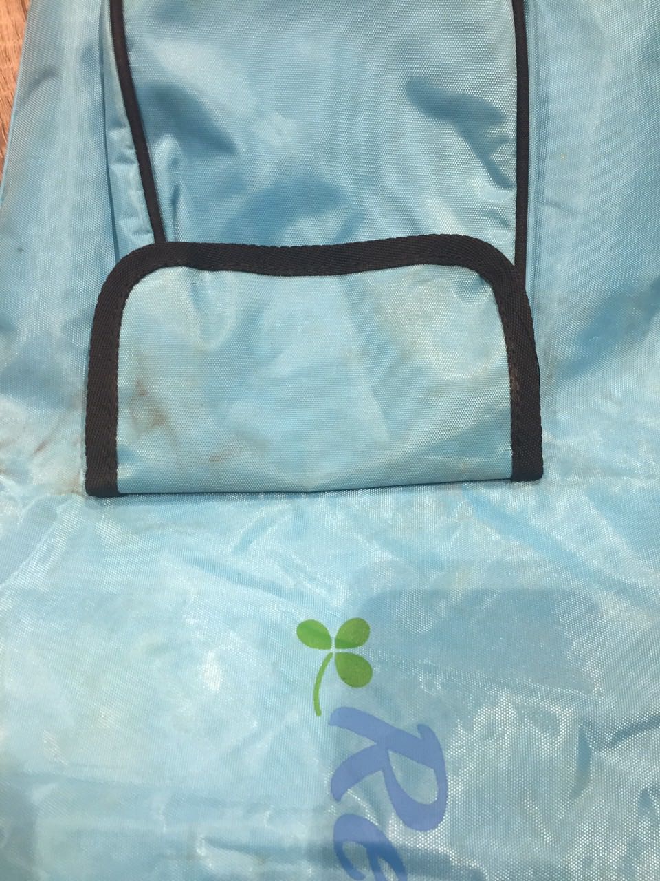 950 mà mang cho cái túi đựng thế này. Nhàu nhăn nhúm, chỗ nào cũng bẩn, như giẻ lấy từ trong kho. Đựng thảm trong cái túi này đi tập có còn đáng giá  đồng tiền bỏ ra không. Thật sự rất tệ. Đã mua hàng trên tiki nhiều lần. Luôn hài lòng, tin tưởng tiki. Chỉ lần này là không chấp nhận được. Để nghị tiki đổi trả cái túi này, chứ tôi không thể ôm nguyên cái thảm không đi tập đc! Thảm thì bị lõm 3 chỗ (biến dạng). Quá buồn tiki lần này. Đề nghị đổi trả.