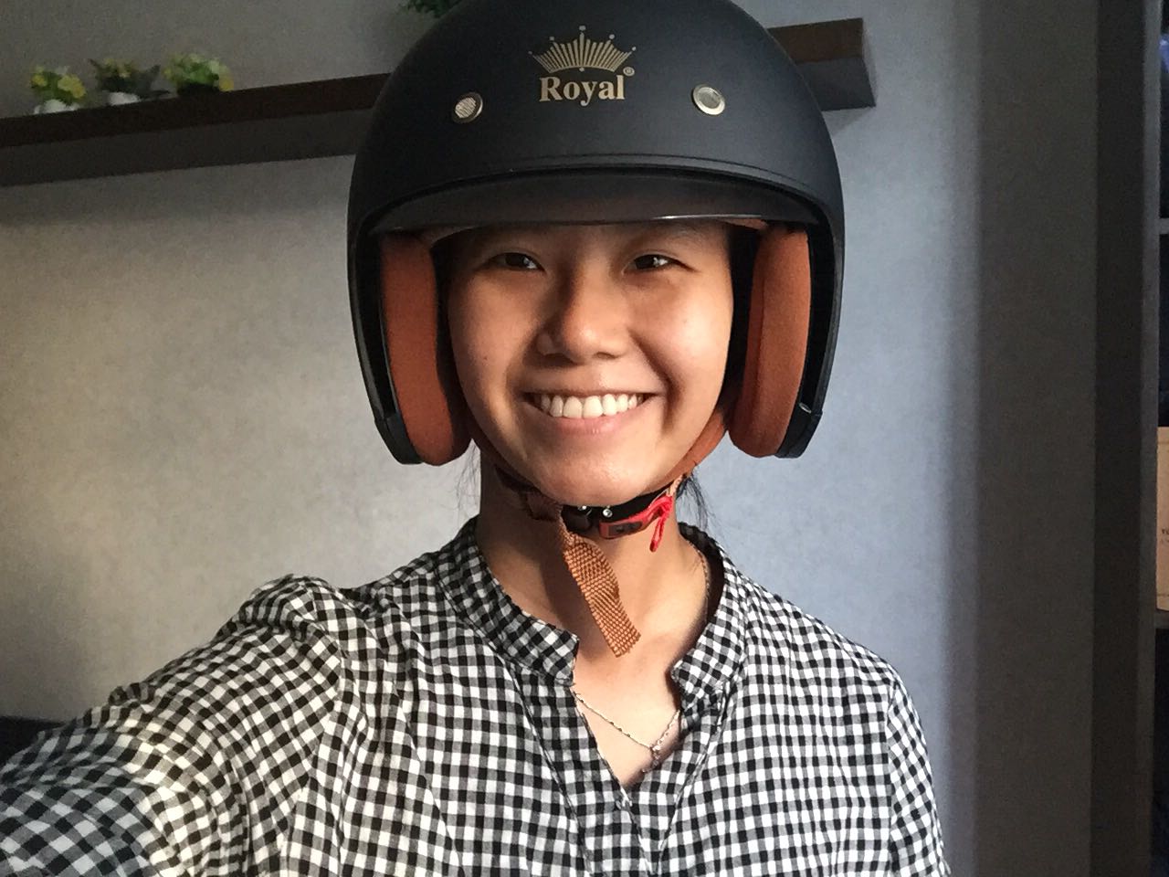 Mũ đảm bảo chất lượng cao, mang thoải mái

Mũ em mua là size L là cỡ 59-60( có vẻ như chỉ có một size) và em thường mang mũ cỡ 56-58 nên mũ hơi rộng so với đầu em nếu chưa thu dây ở cằm và em thấy vừa nếu đã thu sát dây.

Em cảm ơn người bán và tiki rất nhiều.