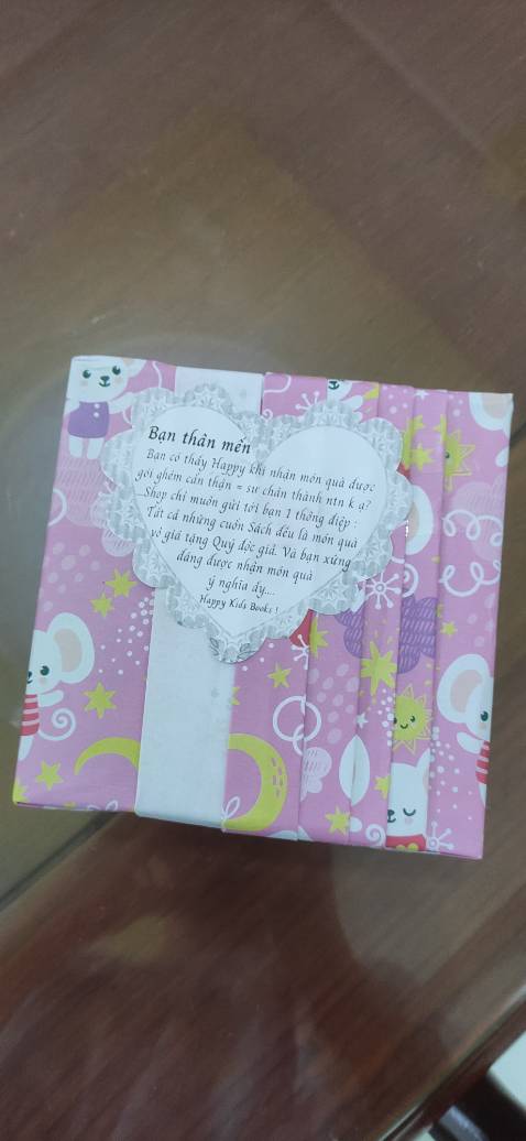 Shop đóng hàng siêu có tâm luôn, vừa gói lại như gói quà, vừa có bọc xốp ở ngoài nữa. Lần đầu tiên mua hàng mà cảm giác như được tặng quà vậy. Sách thì chất lượng tốt, đẹp và dày dặn, giá cả hợp lý.