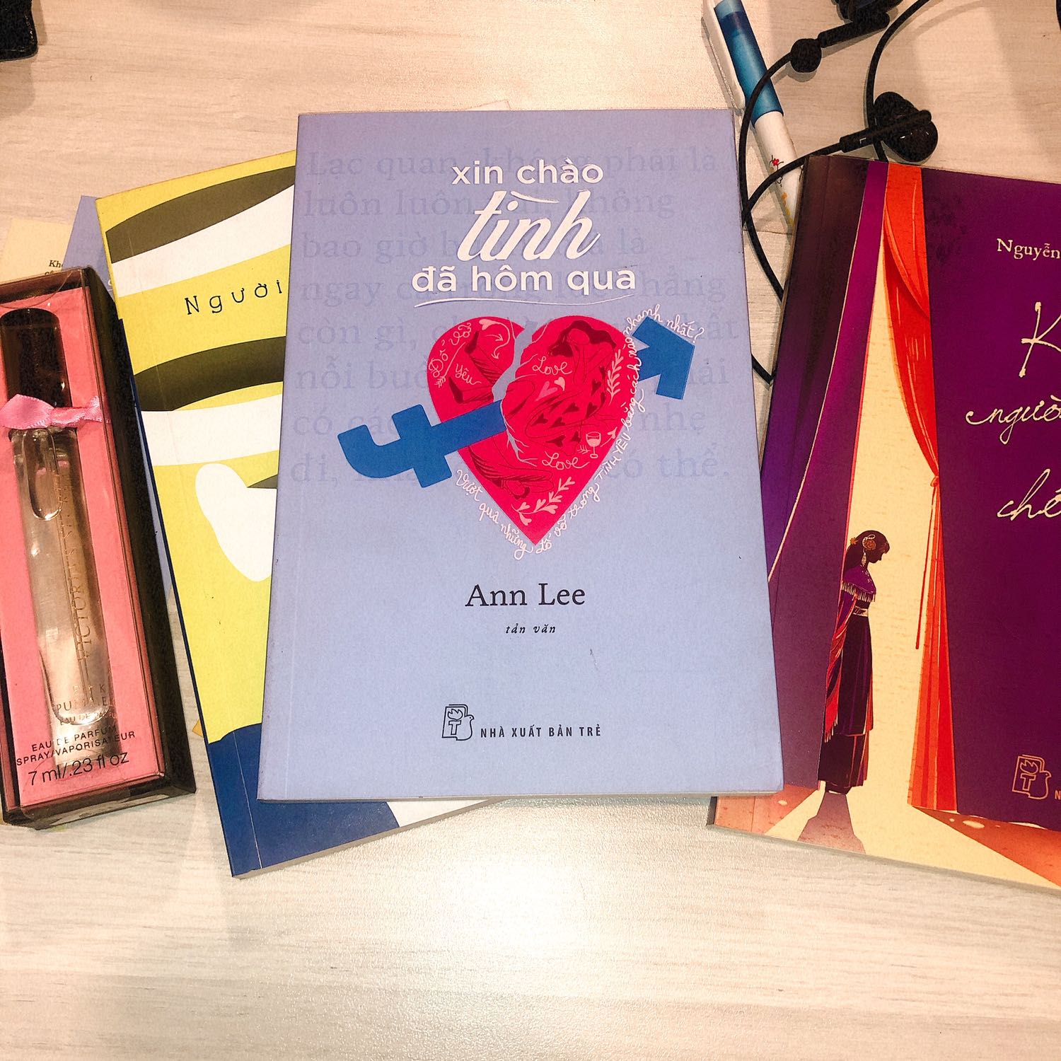 Tháng 10 mùa giảm giá sách và tớ đã mua hiện tại là đầy hết kệ sách mới của tớ. 
Sách luôn là hình thức giải trí rẻ tiền - Quyển sách hay hoặc dở do cảm nhận mỗi độc giả khác nhau, biết đâu mình sẽ thấy mình ở một góc nào trong quyển sách. Cứ đọc thôi.... nhưng đừng đọc sách 
Tác phẩm: dễ thương, nhẹ nhàng. 
Thiết kế bìa: Đơn giản, đẹp