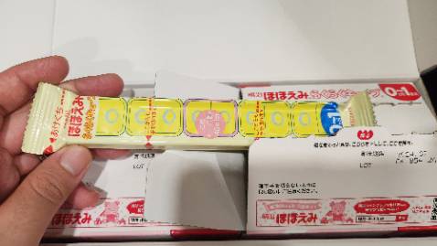 Hàng chuẩn nội địa Nhật, dạng viên 4 lỗ. Mình thấy chất sữa khi pha ra không có mùi nhiều như bản quốc tế nên con mình ăn tốt hơn. Shop ship hàng nhanh và đóng gói rất cẩn thận. Sẽ ủng hộ tiếp khi dùng hết. Mua luôn hộp lớn date xa cho tiện. Mong shop buôn may bán đắt giữ phong độ nhé :)) lần sau mình lại đặt