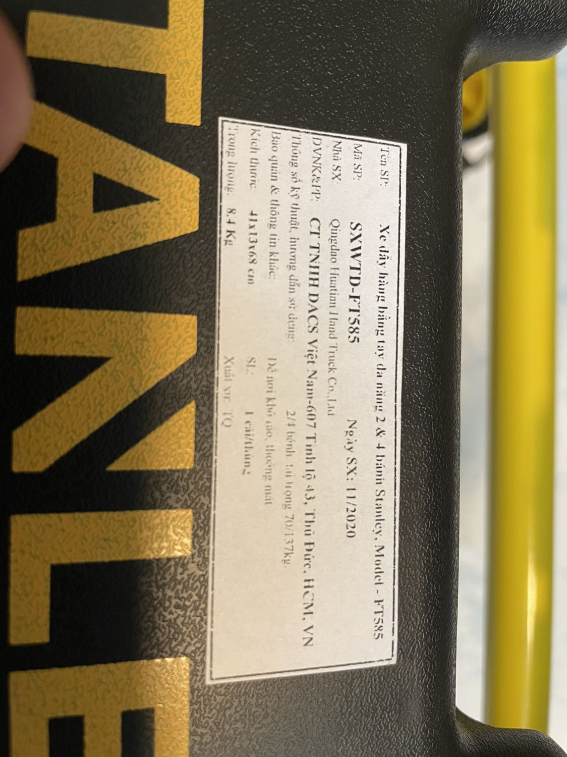 4,5 sao
Khung chắc chắn, bánh xe chạy êm, màu sắc đẹp, tay cầm cao su rít và êm, mở và xếp nhanh. Các khớp chắc chắn, độ rơ nhỏ. Khi tay cầm dựng đứng, khung bánh xe nhỏ có thể hít sát vào thân nhờ nam châm.
Hai bánh xe bắng nhựa. Bánh xe nhỏ hơi mong manh, nên phải chú ý khi đi qua gờ. Phần sàn chở hàng không có khung thép ở giữa nên chỉ phần nhựa chịu lực nên hơi yếu.