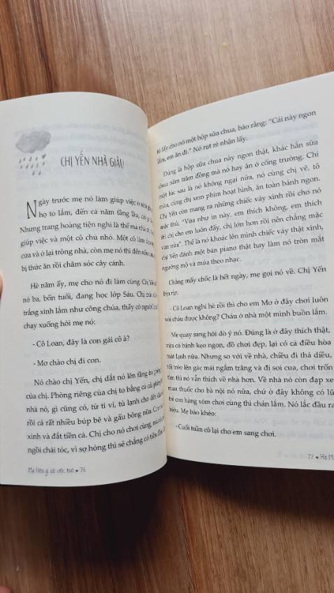 [Mẹ làm gì có ước mơ]
Một tập truyện xoay quanh chủ đề gia đình, làng xóm được viết một cách đơn giản, bình dị như những gì vốn có của vùng nông thôn Việt Nam.
Một người trẻ lớn lên từ những ngày tháng khó khăn, cái nghèo đeo bám, thiếu thốn trăm bề, nhưng ý chí vươn lên vô cùng mạnh mẽ như cây non sống giữa vùng đất khô cằn. Khi trưởng thành, đối diện với nhiều áp lực cuộc sống, chỉ biết dùng những mảng ký ức tuổi thơ êm đềm để vỗ về bản thân. 
Đọc rồi ngẫm và bắt gặp mình ở đó. Làm trẻ thơ thì ngây ngô trong sự vất vả của cha mẹ, làm người lớn thì vật lộn với trăm nghìn nỗi lo, làm mẹ thì quên dần ước mơ của chính mình, nhường lại ước mơ cho con cái, chỉ mong con khỏe mạnh, hạnh phúc.
#melamgicouocmo