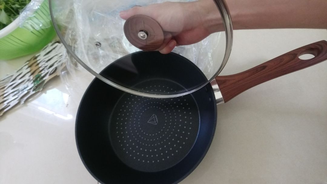 đóng gói cẩn thận, mùa dịch mà giao hàng rất nhanh, trưa hôm trước đặt mà trưa hôm sau có luôn. Chảo đẹp chắc chắn, chống dính tốt.