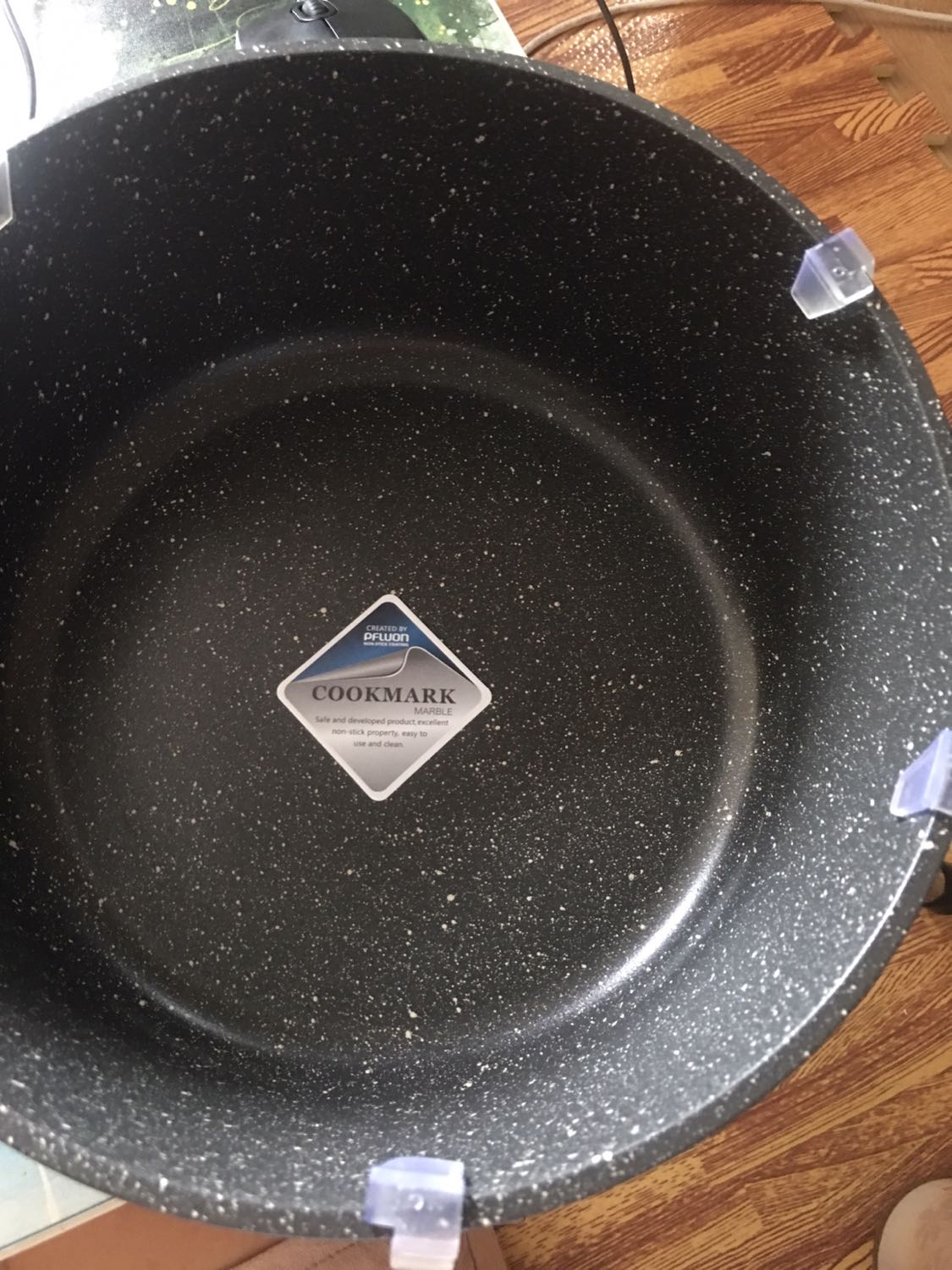 Đóng gói cẩn thận. Kiểu dáng đẹp và sang. Lúc mua không để ý kích thước nên hơi bất ngờ vì nồi hơi to. Không quá dày nên không nặng tay, nhưng cũng không quá mỏng. Tay nồi chắc chắn, cách nhiệt tốt. Nấu đồ ăn nhanh chín, không phải chờ lâu. Lớp chống dính tốt. Trừ 1 sao vì do nắp và nồi không khớp, hơi bị kênh. Nhưng độ kênh không nhiều, khi bê nồi cũng không sợ bị rớt vung, an toàn. Và khi nấu cũng hay phải mở vung với để hé vung nên mình quyết định không đổi hàng.