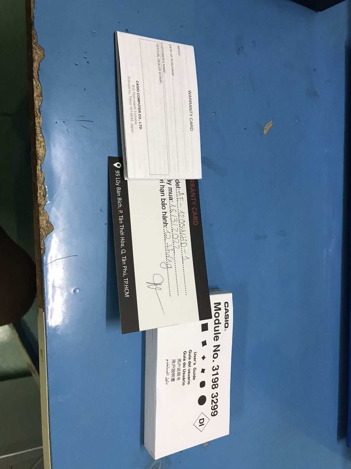 Hàng chính hãng. Tiki giao hàng rất nhanh, shop gói hàng khá kỹ, bên trong hộp có sách hướng dẫn sử dụng của Casio và phiếu bảo hành. Đồng hồ đeo rất nhẹ tay làm mình khá bất ngờ.