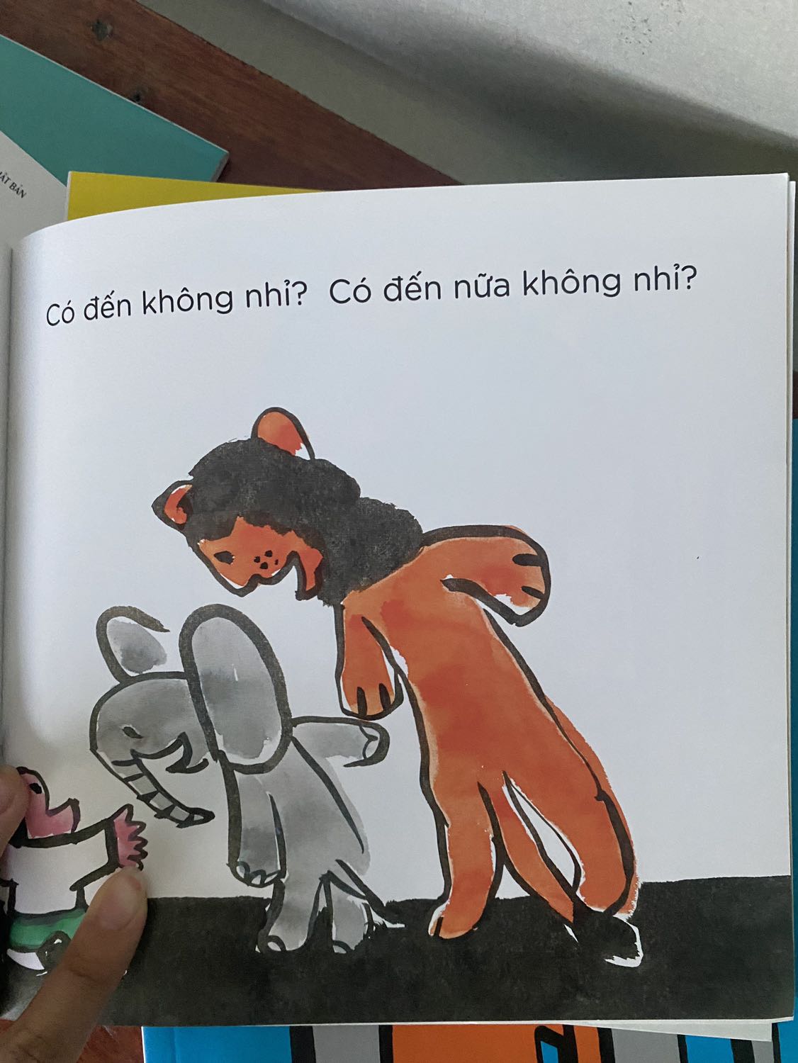 con mình thích sách này lắm nên mình mua về xog cũng tìm hiểu một chút về ehon, thấy rất nhiều điểm tốt
