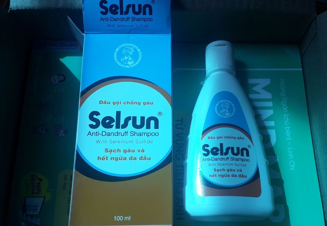 Mình vốn thường xuyên dùng Selsun rồi. Rất tốt 👍ai bị gàu thì dùng đều rồi nếu ko bị nữa thì dùng 1 tuần ít nhất 1 lần để phòng chống gàu rất ổn. dầu gội xong sẽ hơi rít nhưng xả thêm dầu xả cùng loại cũng sẽ rất mềm. Mùi dầu gội thì mình ko ưng lắm,nhưng cũng ko có khó chịu đâu