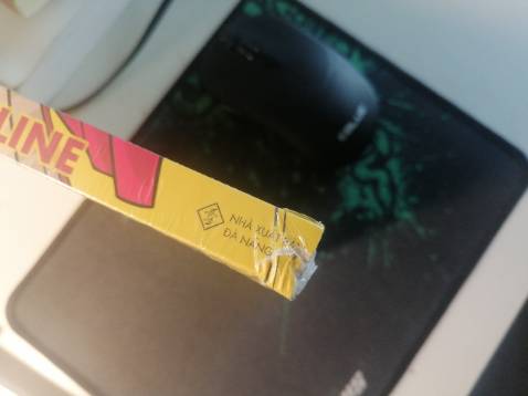 Mình mua rất nhiều sách từ Tiki. Chất lượng luôn từ 4/5 sao trở lên. Lần này đặt cuốn "Khởi nghiệp kinh doanh online" thì không hài lòng, xin phép đánh giá 2 sao vì:
- Sách giao tuy nhanh nhưng gáy sách bị  rách do bị kiện khác đè lên (có hình ảnh)
- Chất lượng nội dung không cao, đối với mình là một người quan tâm đến bán hàng online, đã lượm lặt thông tin trên nhiều bài viết ở các website khác nhau thì thấy nội dung đúng thực sự là hợp với những người hoàn toàn mới 100%, những "*** bỉm sữa rảnh rỗi muốn ko cảm thấy vô dụng" như tác giả nói.
- Nhân nói về tác giả thì thực sự mình mua cuốn này là vì có anh Trần Thanh Long (vai trò cố vấn) :((
- Nhiều lần tác bỏ trắng 4/5 phần trang sách, mặc dù nội dung liền mạch chứ không phải hết 1 chương??? (Hình ảnh phía dưới)
- Một điều khá khó chịu là cách trình bày của tác giả rất thưa chữ, các đoạn cách nhau rất xa mà ko có lý do cụ thể, cảm giác cố bôi chữ để sách dày và to hơn :(( Trong quá trình viết tác giả có sử dụng nhiều hình ảnh minh họa thực tế rất hay, tuy nhiên cũng rất rất nhiều hình ảnh minh họa tốn 50- 100% trang giấy mà ko để làm gì.
Đây là cuốn sách đầu tiên của tác giả mà mình đc tiếp cận, là nhận xét thực tâm, ko biết những cuốn khác ra sao. Tuy có nhiều điểm chưa hài lòng nhưng cuốn sách vẫn cung cấp nhiều thông tin bổ ích như địa điểm đổ sỉ, trang web hay, các công cụ hỗ trợ trong quá trình chọn sản phẩm đến quá trình bán sp. Các bạn ko có thời gian tìm tòi thì nên đọc để làm quen với các thuật ngữ nhé.