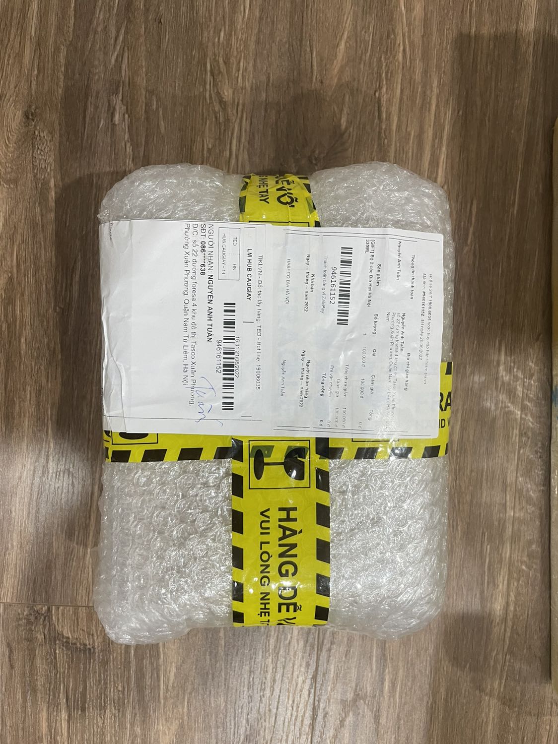 Đã nhận được hàng .tiki giao hàng rất chu đáo và cẩn thận, chỉ có 1 điều thắc mắc với nhà cung cấp là Bia Hà Nội  mua giao hàng ở Hà Nội mà sao lại chuyển hàng từ Tp.HCM ra thật kỳ quá, rất tốn công vận chuyển gây lãng phí cho xh, khuyến mại cho 2 cái cốc thì 1 cái vẹo vọ,  1 cái thì nứt.