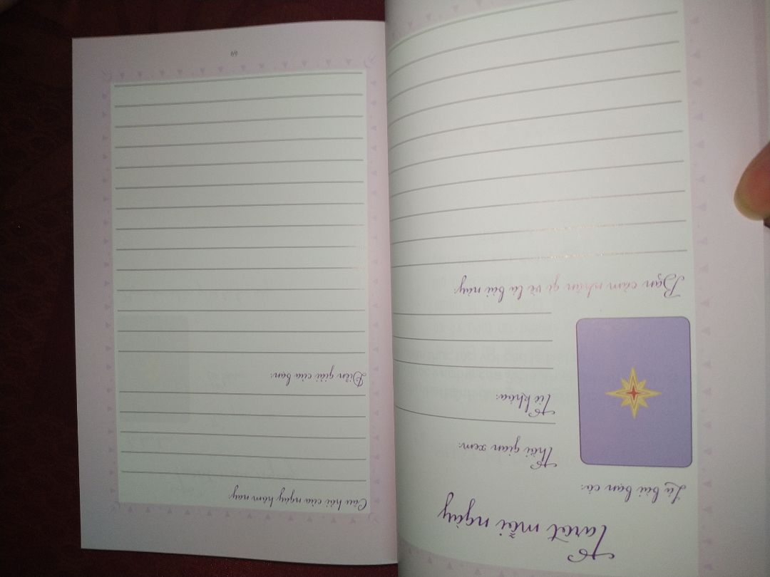Về hình thức và chất liệu của sách thì mình đánh giá khá cao. Màu sắc và hình vẽ rất chỉnh chu, chất lượng giấy cũng khá tốt. Điều khiến mình hơi hụt hẫng là về nội dung của sách. 
Thứ nhất là dường như sách quá tập trung về mặt hình thức nhưng phần nội dung lại khá sơ xài. Vì sách chỉ  đề cập tới nội dung của bộ ẩn chính, thông tin của mỗi lá ẩn chính được đề cập cũng còn khá mơ hồ. Theo mình các bạn newbie vẫn nên tìm hiểu ý nghĩa của các lá bài trên các web hoặc những sách như 80 ngày học tarot,... thì nội dung sẽ cụ thể và đầy đủ hơn. 
Thứ hai, vì nội dung chỉ nằm vỏn vẹn trong bộ ẩn chính nên phần hỏi nhanh đáp gọn cũng chỉ có thể nằm trong nội dung đó. Nhưng theo mình thì khó để mà mỗi lần bốc bài có thể bốc ra đc lá ẩn chính, không lẽ phải ngồi lựa ra số lá chính để bốc và dĩ nhiên điều đó cũng khó có thể đem lại lời khuyên chính xác cho mỗi người. 
Thứ ba, nội dung mà sách hướng tới là lời khuyên cho việc trải bài mỗi ngày. Song, phần lớn các câu hỏi được mặc định sẵn phần lớn lại mang tính chất lâu dài(như phần mục lục) đồng nghĩa việc bốc bài chỉ có thể "thỉnh thoảng" chứ không hẵn là hàng ngày.
Theo mình thì giá 140k cũng chưa hợp lý lắm so với nội dung mà sách muốn truyền tải. Các bạn newbie nếu muốn tìm hiểu vẫn có thể xem qua, nhưng các bạn mà đã có nền tảng kiến thức basic về tarot rồi thì cũng không cần phải tìm hiểu hay mua cuốn sách này đâu.