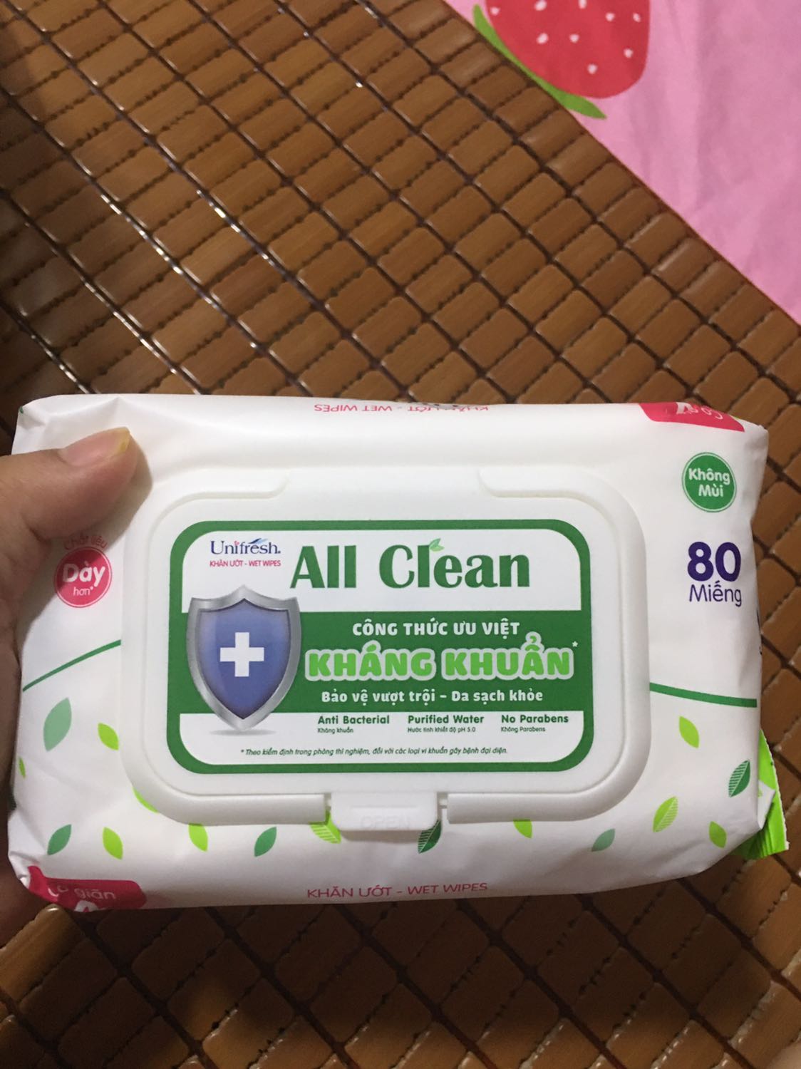 Mình mua giá 119k cho 6 gói 80 tờ
Shop đóng gói cẩn thận. Giao hàng nhanh
Gói hàng to.
Hàng mới sản xuất. Giấy dùng chất lượng. Có mùi lô hội nhẹ