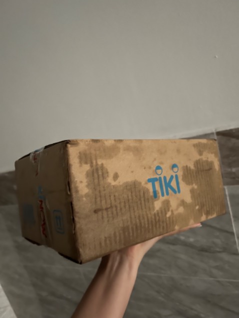 Sách giao nhanh. Ngày giao mưa tầm tã nên thùng có bị ướt. May mình có tikicare có bọc sách chứ không cũng thấm ướt bìa. Tiki kh có bọc xốp hay màng nilon nên sách bị ướt nhẹ